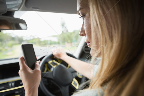 Jeune femme téléphone voiture femme mode de vie pilote [[stock_photo]] © wavebreak_media