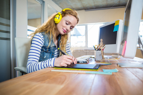 Souriant designer travail écouter musique bureau [[stock_photo]] © wavebreak_media