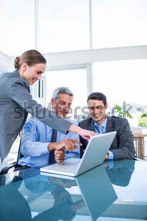 üzleti csapat néz fehér képernyő tárgyalóterem nő Stock fotó © wavebreak_media