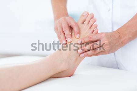 Jeune femme pied massage spa centre Photo stock © wavebreak_media