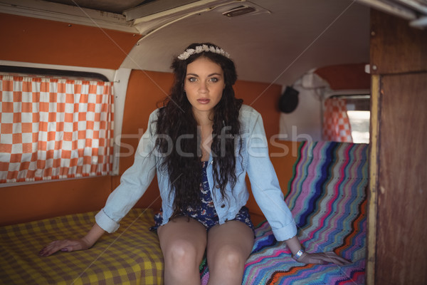 肖像 女子 坐在 貨車 年輕女子 放寬 商業照片 © wavebreak_media