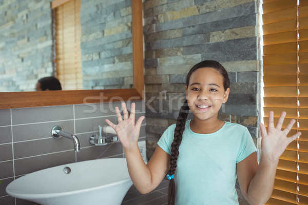 Fată spălat mâini baie scufunda portret Imagine de stoc © wavebreak_media