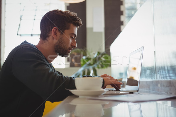 Foto stock: Empresário · usando · laptop · café · vista · lateral · contrariar · homem