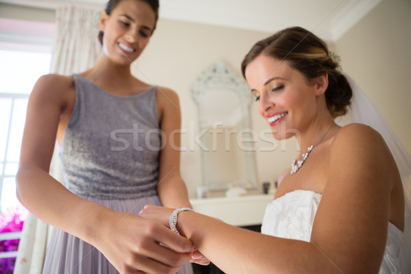 подружка невесты невеста комнату улыбаясь свадьба женщины Сток-фото © wavebreak_media