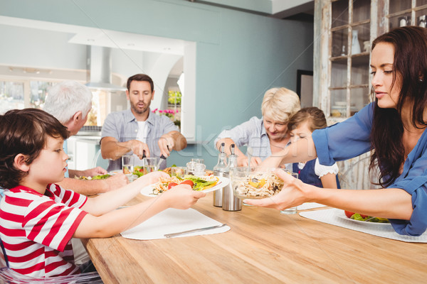 Moeder voedsel zoon vergadering eettafel familie Stockfoto © wavebreak_media