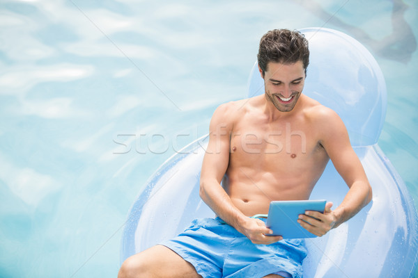 Póló nélkül férfi digitális tabletta úszás gyűrű Stock fotó © wavebreak_media