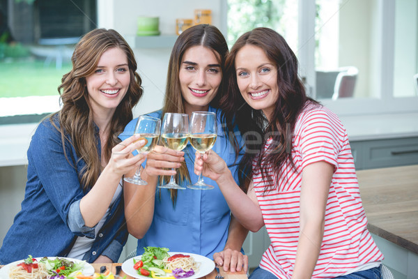 Freunde Toasten Glas Wein Essen home Stock foto © wavebreak_media