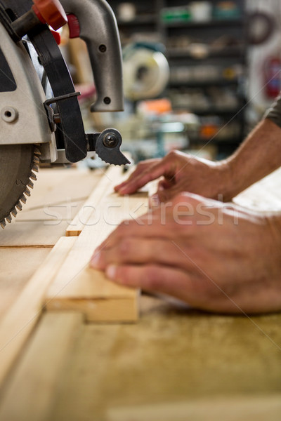 Carpinteiro trabalhando poeirento oficina trabalhador estúdio Foto stock © wavebreak_media
