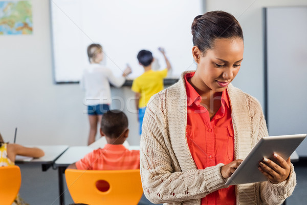 Foto d'archivio: Insegnante · tablet · lavoro · classe · bambino