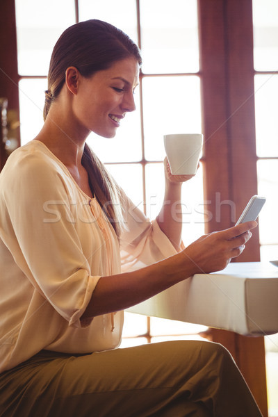 Kobieta smartphone restauracji szczęśliwy serwera tabeli Zdjęcia stock © wavebreak_media