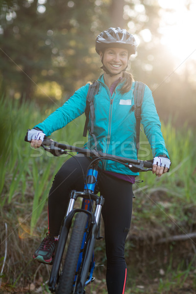 Weiblichen Biker Mountainbike Landschaft Porträt Frau Stock foto © wavebreak_media