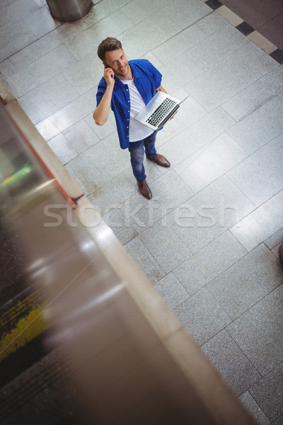 Foto stock: Homem · bonito · falante · telefone · móvel · usando · laptop · estação · de · trem · computador
