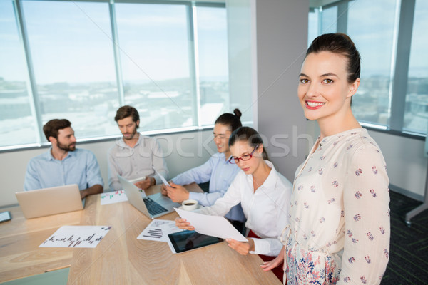 Retrato sonriendo femenino negocios ejecutivo pie Foto stock © wavebreak_media