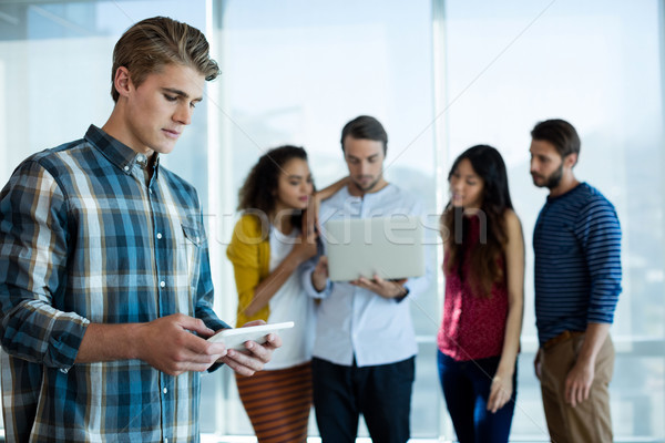 Stockfoto: Man · digitale · tablet · kantoor · collega · bespreken