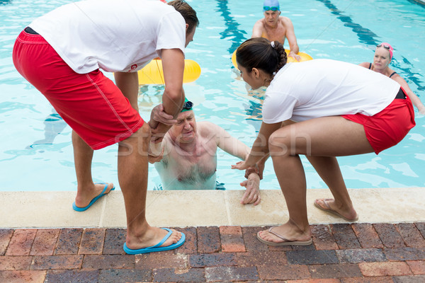 Helpen bewusteloos senior man zwembad werken Stockfoto © wavebreak_media