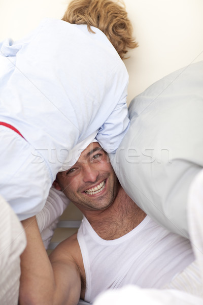 Baba yastık kavgası oğul yatak gülümseme mutlu Stok fotoğraf © wavebreak_media