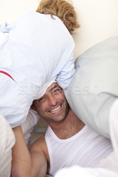 Foto stock: Pai · luta · de · almofadas · filho · cama · sorrir · feliz