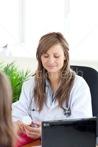 Erfreut weiblichen Arzt Hinweis Radiographie halten Stock foto © wavebreak_media