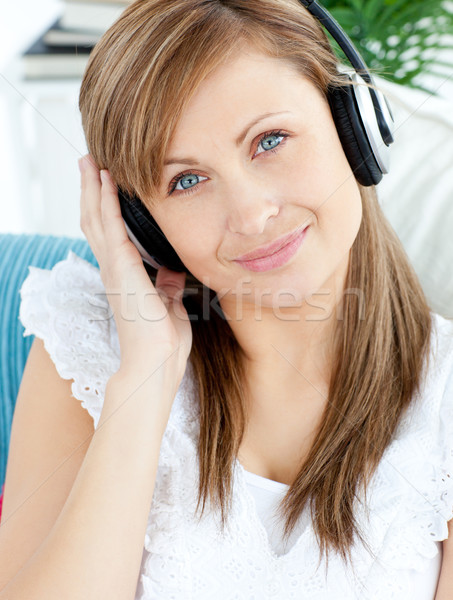 Portrait ravi femme écouter musique casque [[stock_photo]] © wavebreak_media
