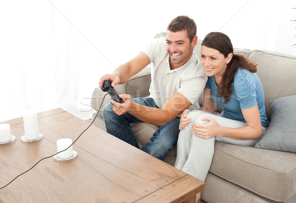 Atent cuplu joc joc video împreună camera de zi Imagine de stoc © wavebreak_media