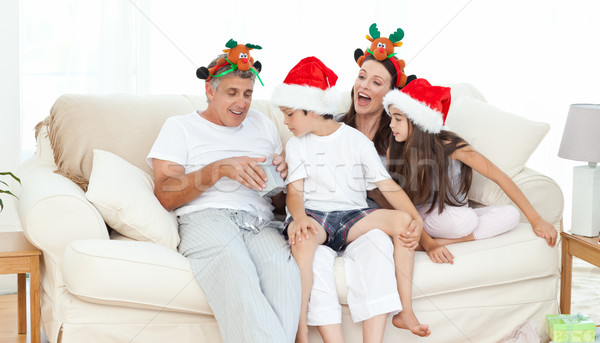 Famille Noël jour regarder présente maison Photo stock © wavebreak_media