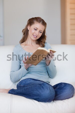 好看，好懂，好記，好用 女 放寬 mp3 坐在 床 商業照片 © wavebreak_media