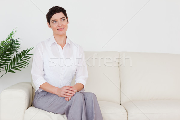 Bella bruna donna seduta divano sala di attesa Foto d'archivio © wavebreak_media
