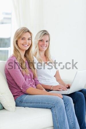 Stock foto: Frauen · Sofa · Tablet · Wohnzimmer · Internet