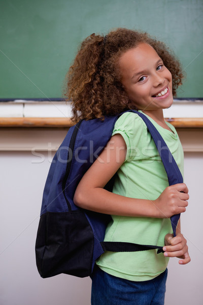商業照片: 肖像 · 女學生 · 顯示 · 背包 · 課堂 · 微笑
