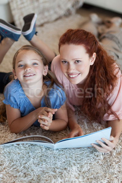 Moeder dochter vloer lezing samen home Stockfoto © wavebreak_media