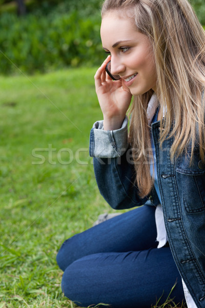 Jeunes souriant fille parler téléphone séance [[stock_photo]] © wavebreak_media