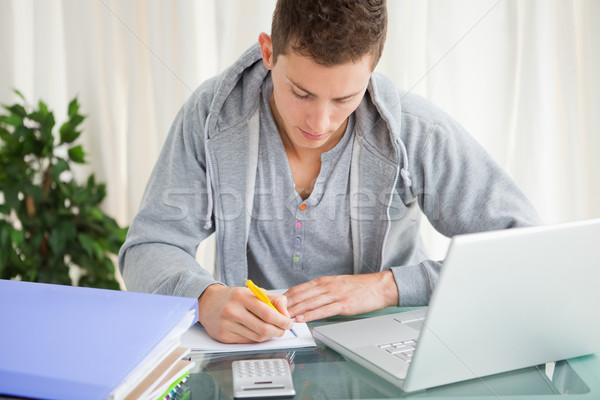 Сток-фото: студент · домашнее · задание · ноутбука · столе · книгах · домой