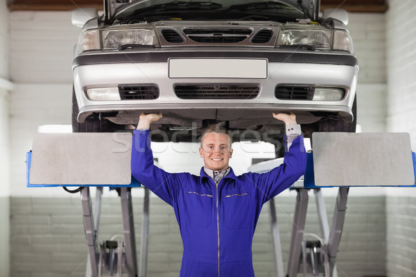 Foto stock: Sonriendo · mecánico · tocar · coche · garaje