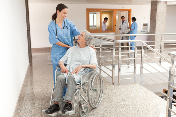 Foto stock: Enfermeira · assistindo · velho · mulheres · sessão · cadeira · de · rodas