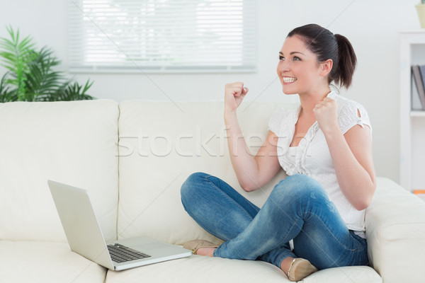 Blij vrouw vergadering bank woonkamer met behulp van laptop Stockfoto © wavebreak_media