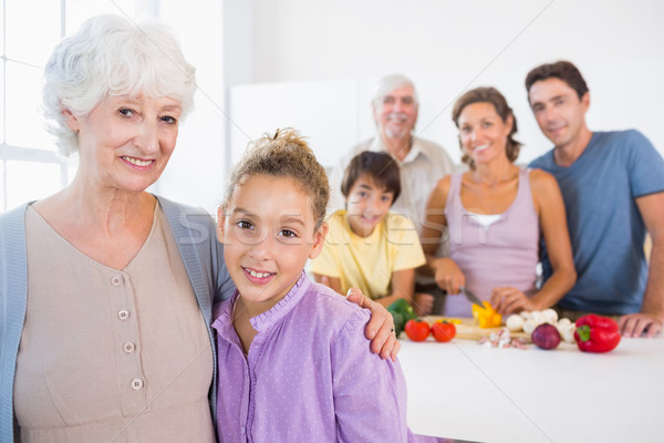 Stockfoto: Grootmoeder · kleindochter · permanente · naast · counter · familie