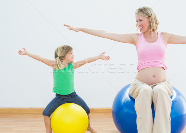 Hamile kadın egzersiz top genç kız uygunluk Stok fotoğraf © wavebreak_media
