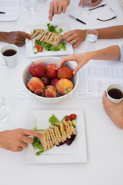 Trabalhadores alimentação saudável almoço reunião escritório homem Foto stock © wavebreak_media