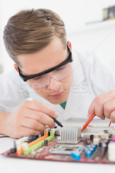 Technicien travail brisé cpu à souder fer [[stock_photo]] © wavebreak_media