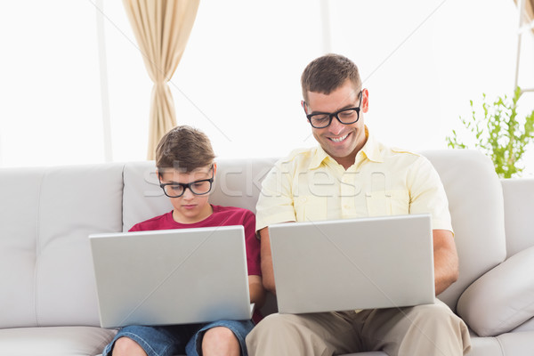 父親的兒子 新奇 眼鏡 使用筆記本電腦 快樂 商業照片 © wavebreak_media