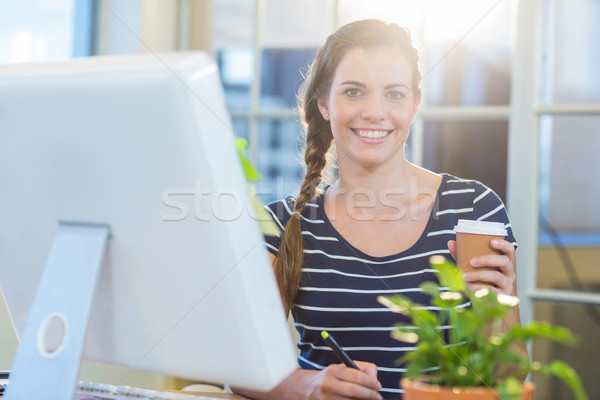 Sorridere casuale imprenditrice lavoro caffè Foto d'archivio © wavebreak_media