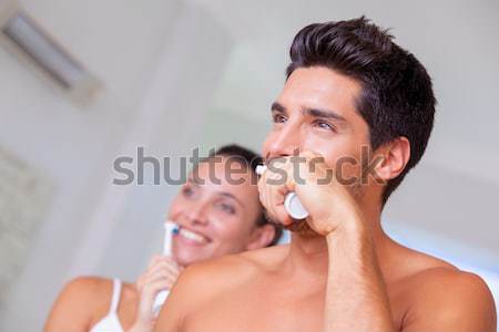 Om spuma faţă acasă baie fericit Imagine de stoc © wavebreak_media