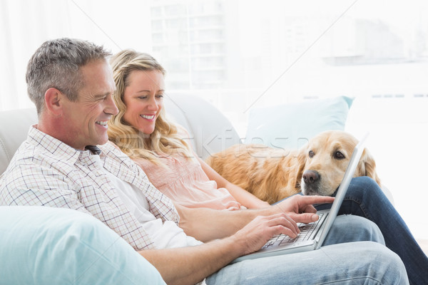 Paar mit Laptop Zeit Hund home Wohnzimmer Stock foto © wavebreak_media