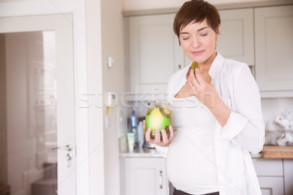 Hamile kadın yeme kavanoz salatalık turşusu ev mutfak Stok fotoğraf © wavebreak_media