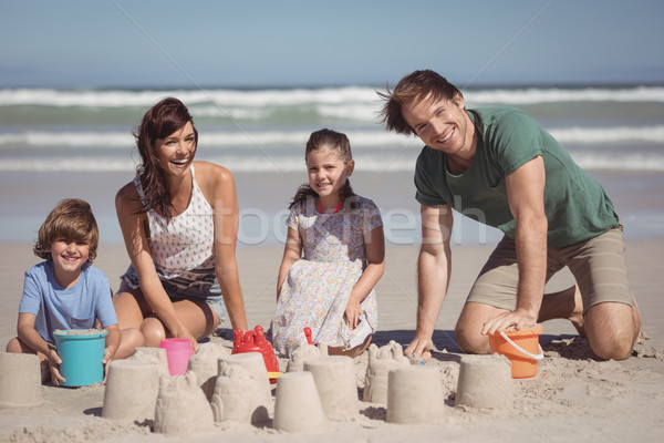 Foto stock: Retrato · familia · feliz · castillo · de · arena · playa