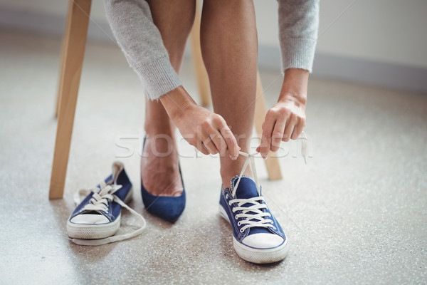 Niedrig Abteilung Frau tragen Leinwand Schuhe Stock foto © wavebreak_media