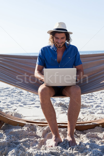 Man met behulp van laptop vergadering hangmat strand Stockfoto © wavebreak_media