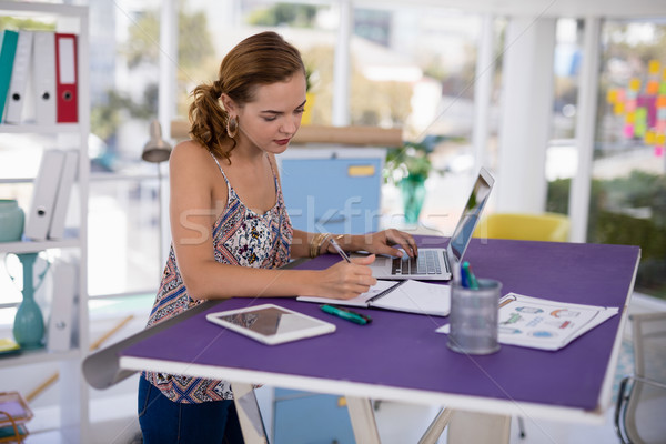 Homme exécutif travail portable bureau bureau [[stock_photo]] © wavebreak_media