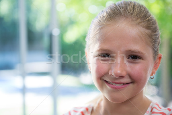 Portret glimlachend meisje venster home huis Stockfoto © wavebreak_media