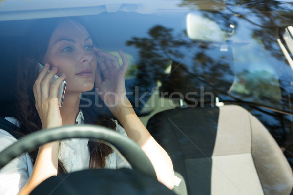 Femeie vorbesc telefon mobil maşină femeie frumoasa călători Imagine de stoc © wavebreak_media